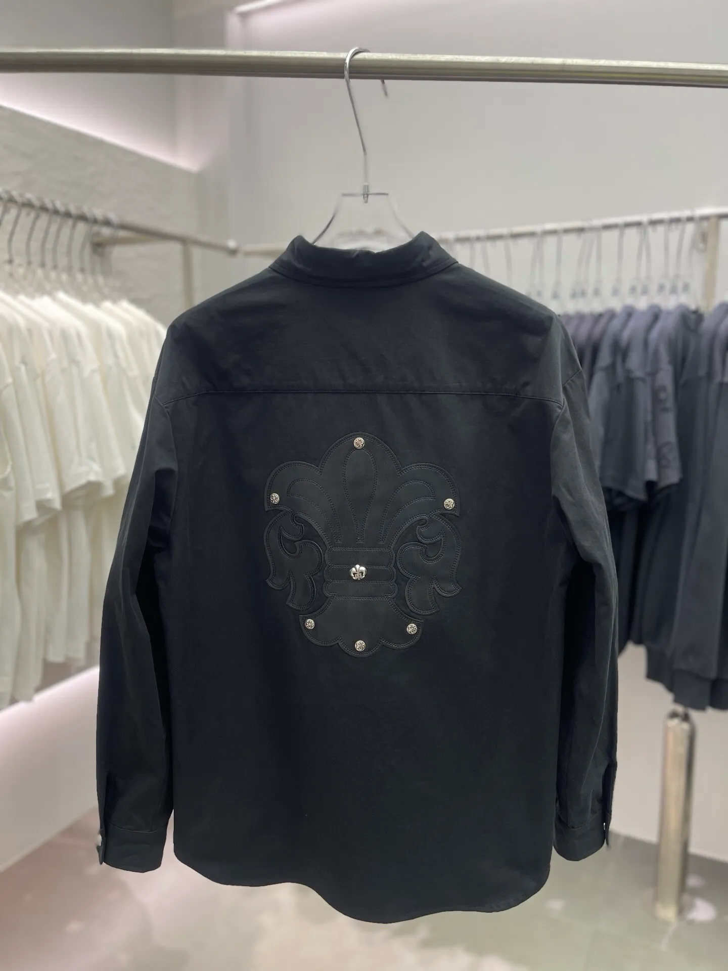 P500 💰Chrome Hearts leather cross leather embroidery shirt jacket! OS version can be worn by both men and women! The fabric is made of twill gauze cotton fabric! The texture is clear and smooth, not easy to wrinkle or fade! The embroidery process is complex and repetitive, and the requirements for the embroidery machine are very strict. The distance is always 45 centimeters! It won’t work if the spacing is too big, and it won’t work if it’s too small! The hardware is all carved and cast. This piece of clothing consumes a lot of material. More than 3 meters of material is used for one piece of clothing! After the garment is made, it needs to be fixed at high temperature, washed at a water temperature of more than 70 degrees, and softened by adding softener to make the upper body softer and smoother!   Color: black white Size: m-3xl Style number: 5878